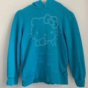 Snygg hellokitty hoodie - Snygg blå hellokitty hoodie från stadsmissionen. Storlek 146/152 men skulle uppskatta xxs eller xs. 