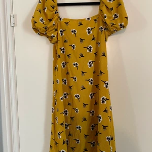 Gul klänning från River Island - Oanvänd klänning i storlek 12 UK, är som en medium. Mörkgul med söta blommor. Kan mötas upp i Hägersten eller skicka mot tillägg av frakt 48 kr eller spårbar 66 kr 💞🙏🏼