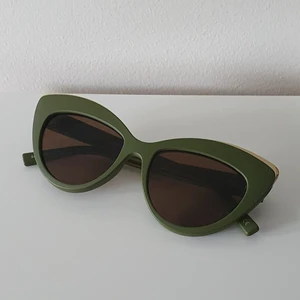 Solglasögon  - Ett par olivgröna solglasögon från märket Le Specs. Aldrig använda då det blev ett felköp, ordinarie pris är 650 kr. Till glasögon tillhör ett mörkblått fodral och en putsduk :) 