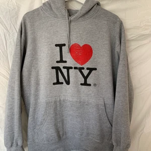 I ❤️ NY hoodie  - ball I ❤️ NY hoodie! ganska slitet tryck men annars är den i bra skick! köpt på sellpy! Sitter som en M ungefär! 