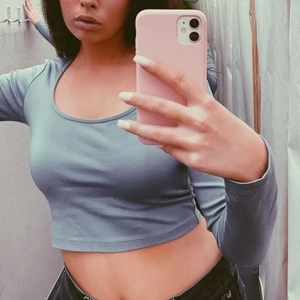 Superfin grå croptop - Superfin croptop från Bikbok som knappt är använd . Den är i storlek M men passar S också. 