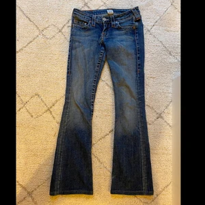 Lågmidjde true religon jeans - Säljer dom hår true religon jeans som är lågmidjade och utsvängda! Knappt använda.  det finns ett håll vid gylfen men det går att fixa ganska lätt tror jag! Jag möta upp i stan i Stockholm eller postar men köparen står för frakten då! Jag är 164 och skulle säga att dom passar perfekt! 