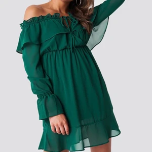 Iva Nikolina X Na-kd Green Dress  - Fin klänning från Iva Nikolinas kollektion med Na-kd. Använt två gånger så i bra skick. Snörningen lossnade dock men har sytt ihop igen(swipe till sista bilden) så syns inte när man har den på sig! Köpare står för frakt! 