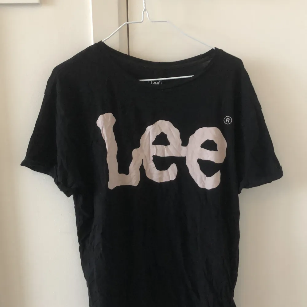 Jättefin svart Lee T-shirt med vitt tryck . T-shirts.