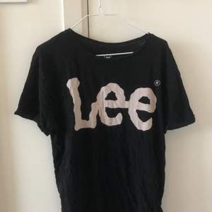 Jättefin svart Lee T-shirt med vitt tryck 