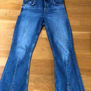 Blåa zara jeans men slits längst ner på benet och en söm på hela benet och är lite lågmidjade, sällan använda och mycket bra skick!