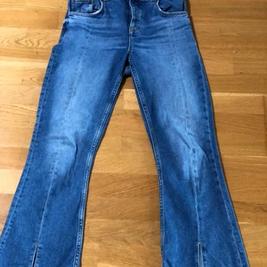 Blåa zara jeans men sluta längst ner - Blåa zara jeans men slits längst ner på benet och en söm på hela benet och är lite lågmidjade, sällan använda och mycket bra skick!