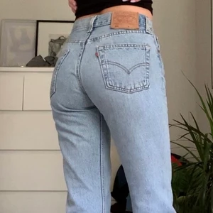 Levis 501 - Vintage raka midwaist Levis 501! Kommer tyvärr inte till användning och köpta för ca 1200kr. Storlek W28/L34 men passar mig som brukar ha W25/26, dom är även uppsydda till att passa mig som är 173 cm och innerbenslängden är ca 79 cm 💘