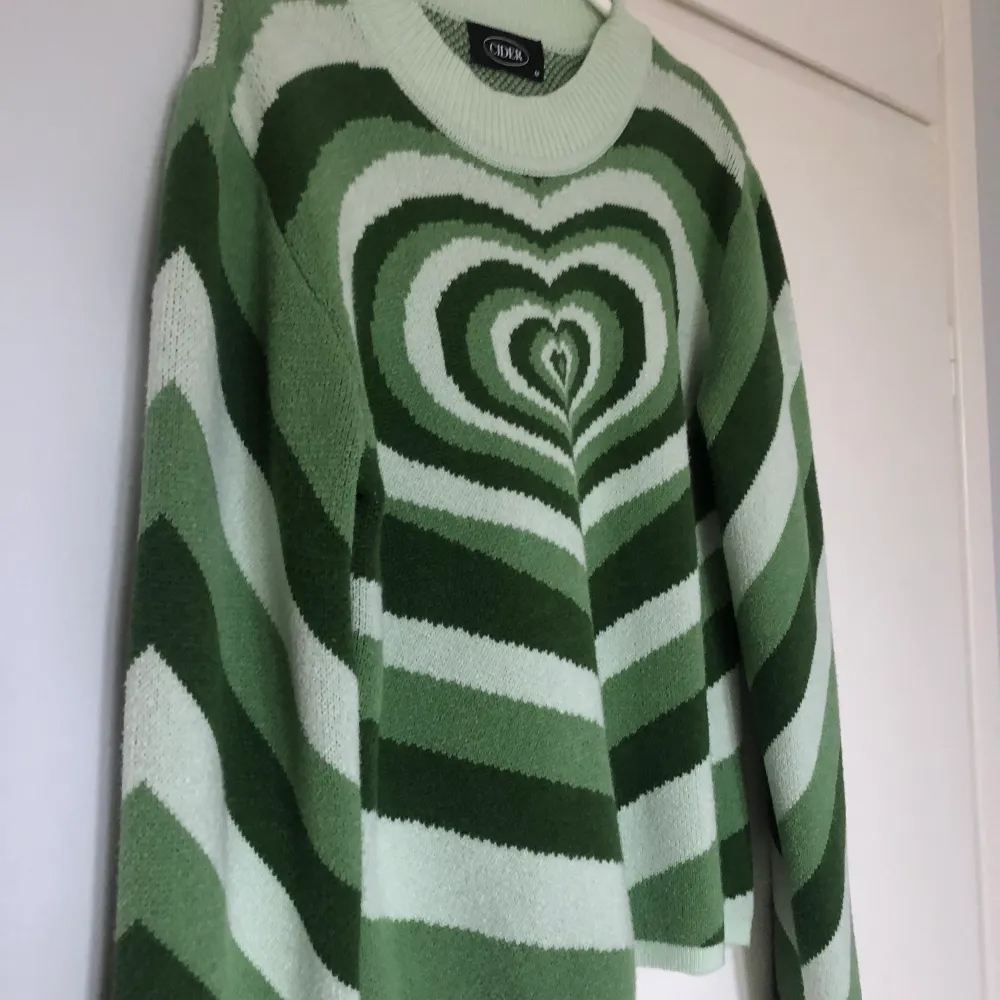 skitsnygg grön tröja med hjärta, något liten i storleken. oanvänd.. Tröjor & Koftor.