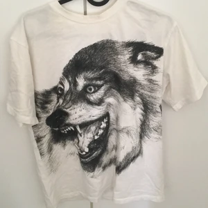 En T-shirt från Ikea storlek S - Har aldrig använt den så de är Inge fel på den, och köparen står för frakten💕