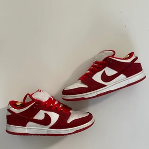 Nike Sb Dunk Low Pro Valentine’s Day - Intressekoll för mina väldigt sällsynta Valentine dunks                  Använda men har blivit vårdade och behandlade försiktigt Kom med frågor eller lägg gärna ett bud om du är intresserad.             Storlek EU46/US12.   Köp direkt för 2700kr