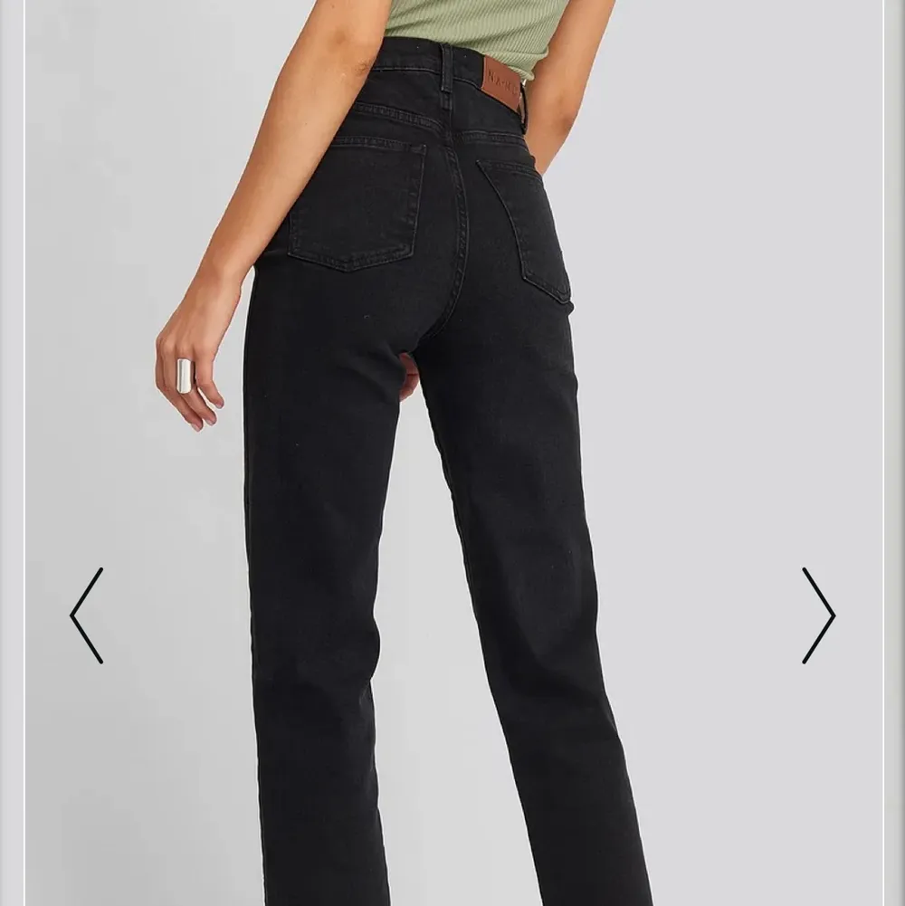 Super snygga Svarta jeans från NA-KD som är använd bara 1 gång! 🤩 exakt dessa på bilden! Köparen står för frakt! Skriv vid intresse 💕. Jeans & Byxor.