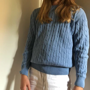 Blå gant tröja  - Gant tröja som är andvänd 2-3 gånger! Jätte fin men har fått en likadan i en mörkare ton så denna kommer inte till användning, original pris: 900 kr! Tröjan är storlek 152 men passar som 164!