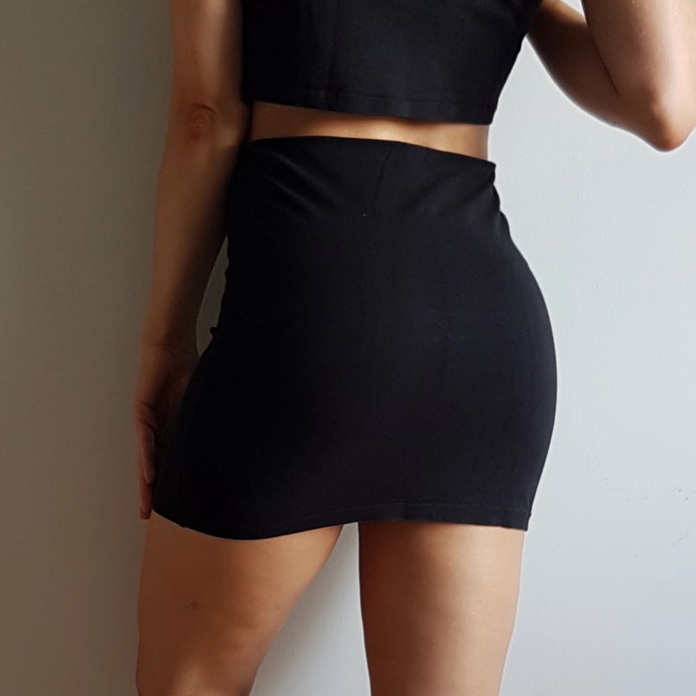 Svart Tajt kort svart kjol | Plick Second Hand