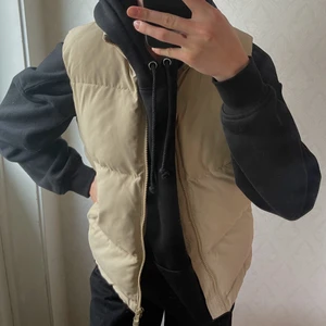 Beige väst - En beige väst från H&M i storlek 158, skulle säga att den passar xs/s. Jag är 180 cm lång och bär vanligtvis S. 200 kr + frakt! 🙌🏼