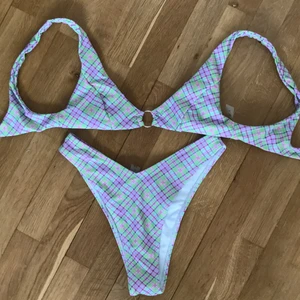 Bikini  - Säljer denna jättesöta bikini som jag köpte i maj ungefär men säljer den tyvärr då toppen är för liten och trosorna lite för stora! Bara att ställa frågor om ni undrar något 🌸