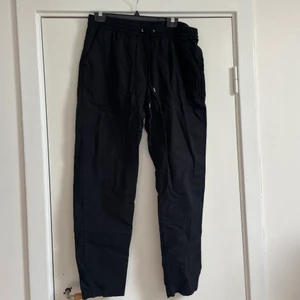 Svarta linnebyxor - Skit snygga svarta linnebyxor som tyvärr är förstora för mig! Lite stora i storleken 