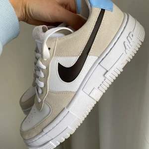 Nike Air Force 1 Pixel - Färgen Desert Sand. Säljes pga för små. Endast använda 3 gånger. Beige Blå. Använder Postnords spårbara tjänst ”Brev Skicka lätt”