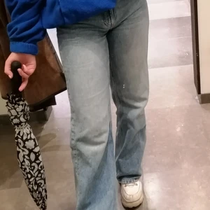 Visa jeans - Säljer dessa Vida jeans från Monki i modellen Yoko, storlek 25. Knappt använda och superfina