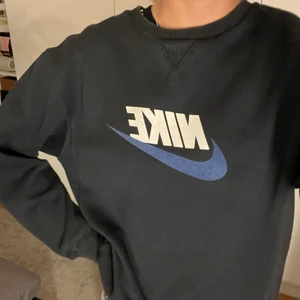 Nike vintage sweatshirt - Supersnygg vintage nike sweatshirt. Älskar den men den kommer tyvärr inte till användning längre. Fint skick i storlek L i baranstorlek så passar xs/s ❤️ buda från 300kr , säljer endast för bra bud. Köp direkt för 350+frakt