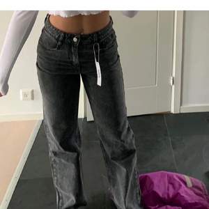 Mörk gråa jeans som tyvärr inte kommer till användning☺️De är lite spräckliga i färgen. De två första är lånade bilder❤️ jag är 166cm lång och de går ner till fötterna på mig (de är inte lågmidjade)