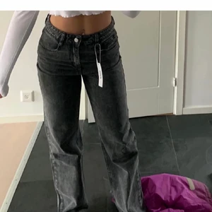 Gråa jeans - Mörk gråa jeans som tyvärr inte kommer till användning☺️De är lite spräckliga i färgen. De två första är lånade bilder❤️ jag är 166cm lång och de går ner till fötterna på mig (de är inte lågmidjade)