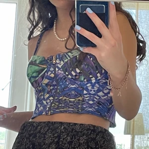 fint linne med mönster - jättefint linne köpt på second hand för ett tag sen men som aldrig är använt sen dess, så fortfarande i jättebra skick ❤️ originellt från h&m