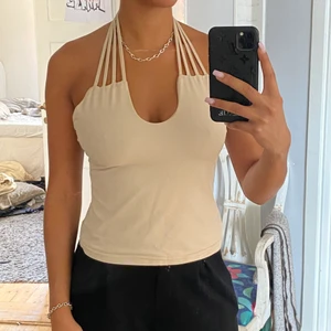 Iinne - Beiget linne med öppen rygg✨  Passar mig som är S/168cm❤️