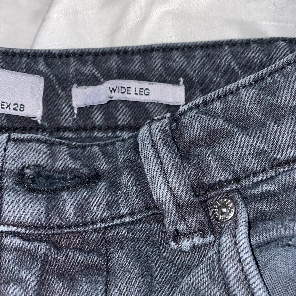 Supersnygga jeans ifrån bershka. Nästintill oanvända då dem sitter lite tajt. Skulle säga att de passar xs/s då dem är små i storleken!!☺️ Nypris 250. Jeans & Byxor.
