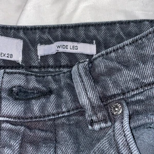 Wideleg jeans - Supersnygga jeans ifrån bershka. Nästintill oanvända då dem sitter lite tajt. Skulle säga att de passar xs/s då dem är små i storleken!!☺️ Nypris 250