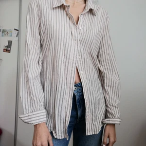 Söt ljusrosa skjorta :))  - En ljusrosa randig skjorta från BikBok! Storlek S och sitter lagom löst på mig som brukar ha XS-S. 