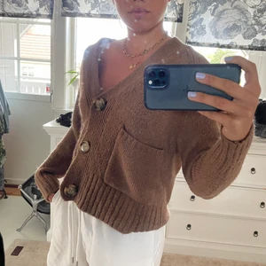 Zara stickad kofta - En brun stickad kofta med fickor från Zara i storlek S, perfekt till hösten❤️ köparen står för frakt