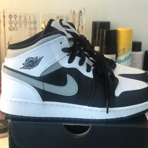 Jordan 1 mid  - Säljer mina Jordan 1 mid i ”white shadow” köpta på wegotstash. Strl 38 och endast använda en gång då storleken var lite för liten för mig. Kan skicka fler bilder i pm. 