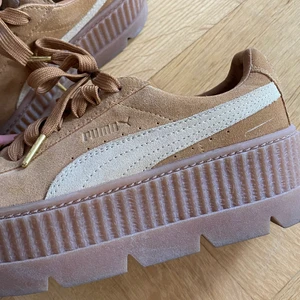 Puma x Fenty Creepers  - Säljer mina beige/bruna Puma x Fenty creepers. Jättesnygga men kommer inte till användning. Storlek 38. Möts gärna upp eller skickar mot fraktkostnad!<3 