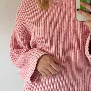 Rosa kofta - Storlek xs, använd fåtal gånger. Beroende på hur man vill att den ska passa så kan även personer med storlek s köpa den, då är den inte lika mycket ”oversized”. Priset börjar på 250kr. 