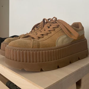 Puma x fenty skor - Puma x fenty skor! Storlek 39. Beige/senapsgula i färgen. Använda men inga synliga eller märkbara defekter mer än vad som syns på bilderna. 🌞Kan även mötas upp i sthlm. Pris kan diskuteras!