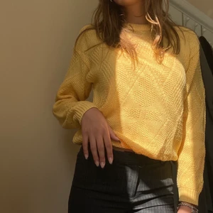 Stickad tröja  - Gul stickad i fint skick! Köpt secondhand och passar jättefint till hösten men använder inte tillräckligt ofta. 