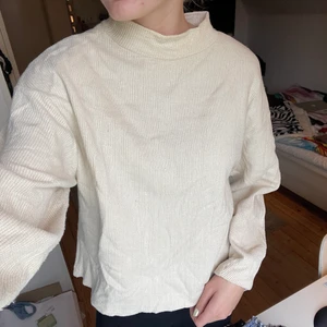 Stickad tröja från Zara - Beige stickad tröja från Zara i strl S.
