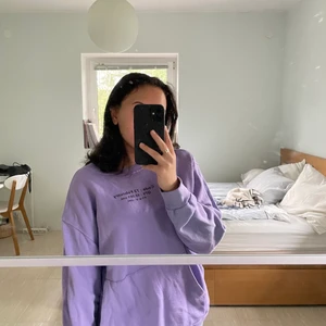 Tjocktröja Zara - Säljer denna lila tjocktröja från Zaras barnavdelning i storlek 164.