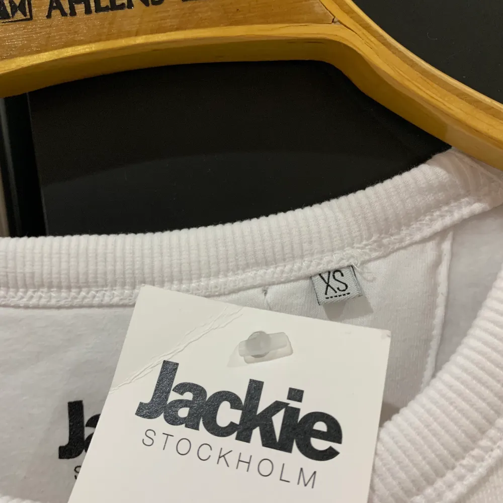 Riktigt fin tröja från Jackie. Vit med ikoniskt tryck. Helt oanvänd och i toppkvalitet. Vitare tröja får man leta efter! . Tröjor & Koftor.