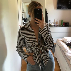 Randig skjorta - Randig skjorta från zara som tyvärr inte används, går att styla på många olika sätt och är väldigt bekväm och skön i materialet