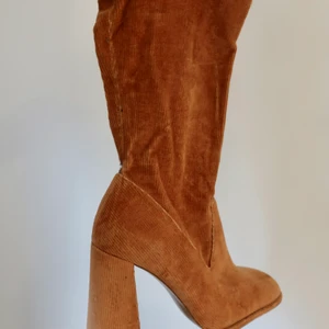 Zara mocka klackar storlek 39 - Ett par oanvända mocka klackar från Zara i storlek 39. Tyvärr för stora för mig. Pris 149 kr