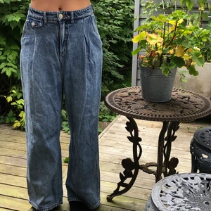 Monki jeans - Jätte söta vida jeans från Monki. Storlek 36 men skulle även säga att de passar 34-38 beroende på hur man vill att de sitter. 😁