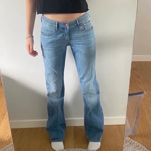 Lågmidjade jeans - Svin snygga lådmidjade jeans som liknar levis, om flera är intresserade blir det budgivning👍🏼 storleken motsvarar 34-36 men är stretchiga o anpassar sig!