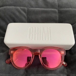 Chimi solglasögon - Superfina solglasögon från Chimi i modellen 003 färgen Guava, säljs inte längre. Använda Max 3 ggr så dem är som nya.