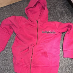 Peak hoodie i strl 140 - Jättefin trendig rosa peak performance kofta med inga fläckar! Säljer för har en likadan fast i hoodie och känns därför onödigt att ha då den knappt ryms i garderoben men väldigt fin är den! Är som sagt frf skeptisk av att sälja denna men om nån är intresserad så är det ju kul om den används🥰💕