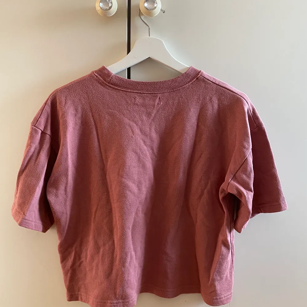 Kroppad t-shirt från Bikbok i en smutsrosa fin färg, köparen står även för frakt kostnaden . T-shirts.