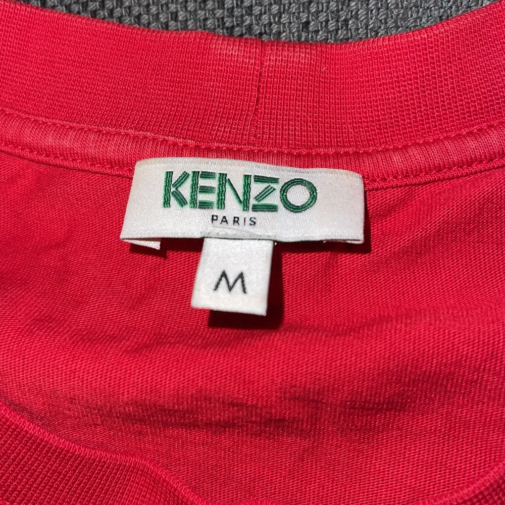 Kenzo T-shirt använd 3-4 gånger nypris 1000. T-shirts.