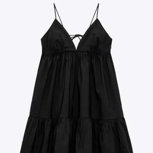 den svarta poppis klänningen från zara, kommer ej till användning tyvärr 🤍 endast testad