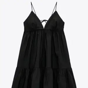 den svarta poppis klänningen från zara, kommer ej till användning tyvärr 🤍 endast testad